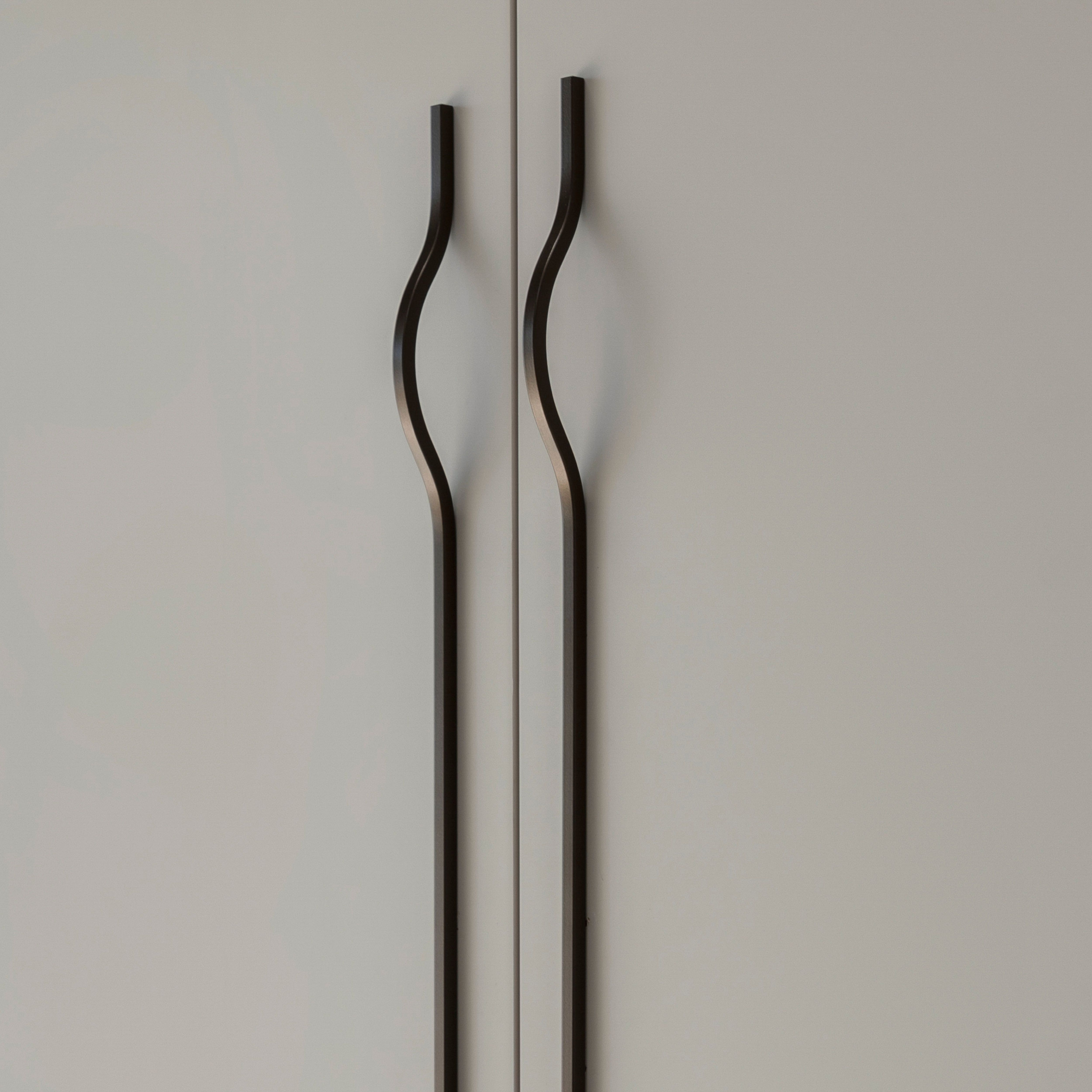 Brave Handle: Cabinet Pull in Multiple Sizes – Linear Standard